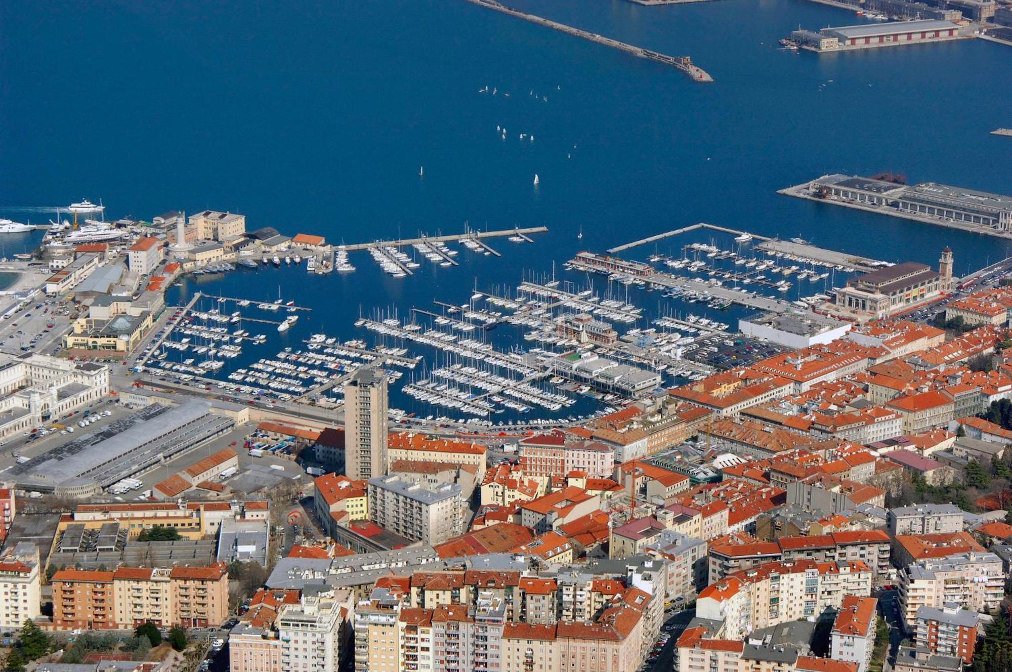 Suite Mitteleuropa Private Parking Trieste Bagian luar foto